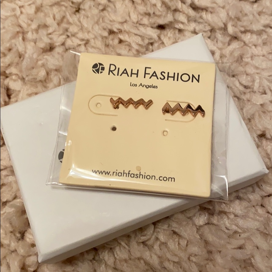 Rose Gold Zigzag Earrings 10$